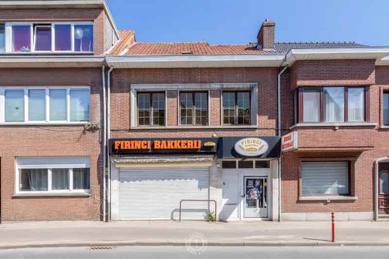 Huis te huur: Ruim handelshuis met magazijn en garages
