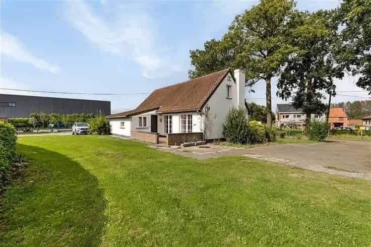 Huis Te Koop Bornem: Te renoveren woning met 2 garages op 8a