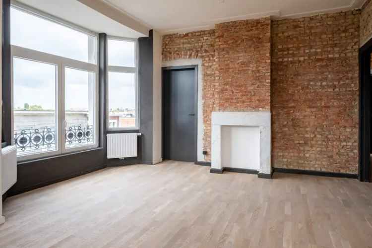 Lichtrijk Hoekappartement te Koop Nabij Middelheimpark