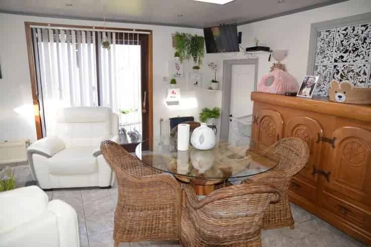 Huis Te Koop: Instapklare woning met tuin en garage