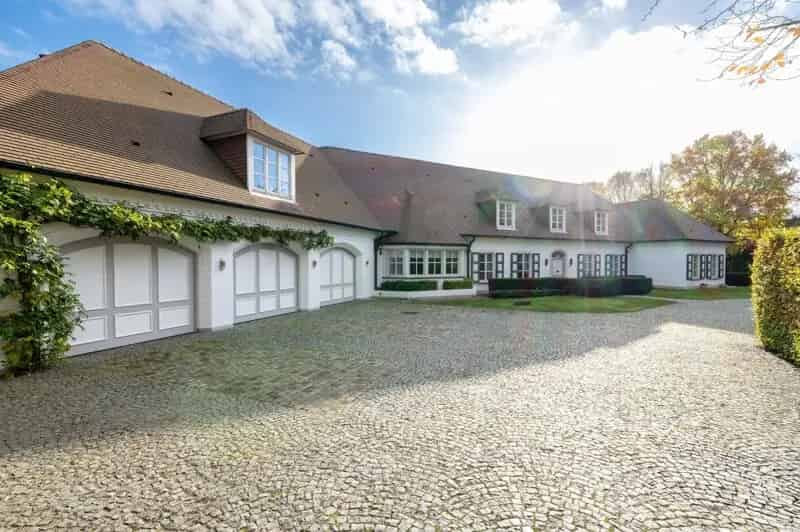 Landhuis te Genk - 5 Woonentiteiten - 10125m² Tuin