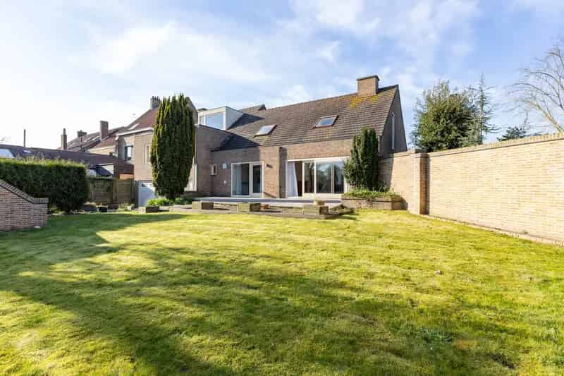 Te renoveren villa in Veurne met ruime tuin en garage