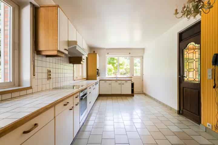 Ruime villa met 6 slaapkamers en zwembad te koop
