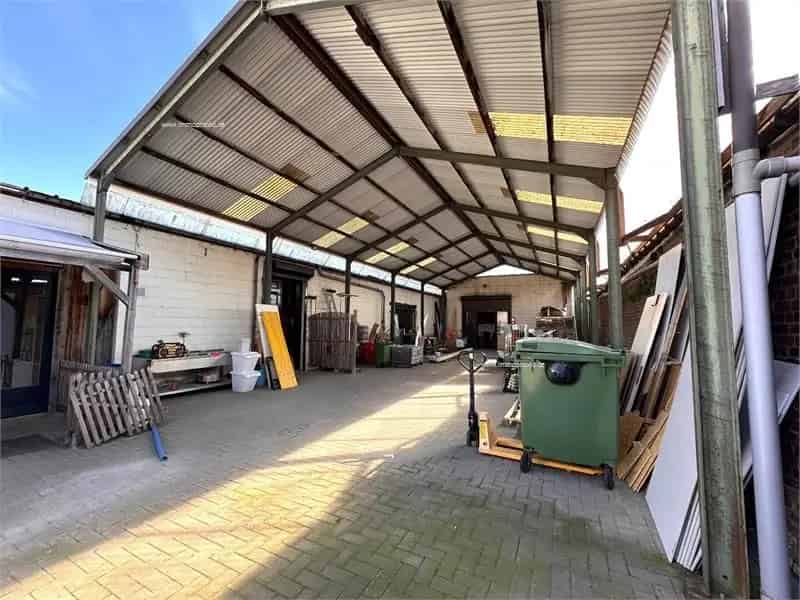 Magazijn te koop Tongeren: 553m² magazijn, kantoor 132m², tuin