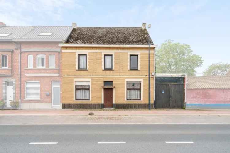 Loods met te renoveren woning