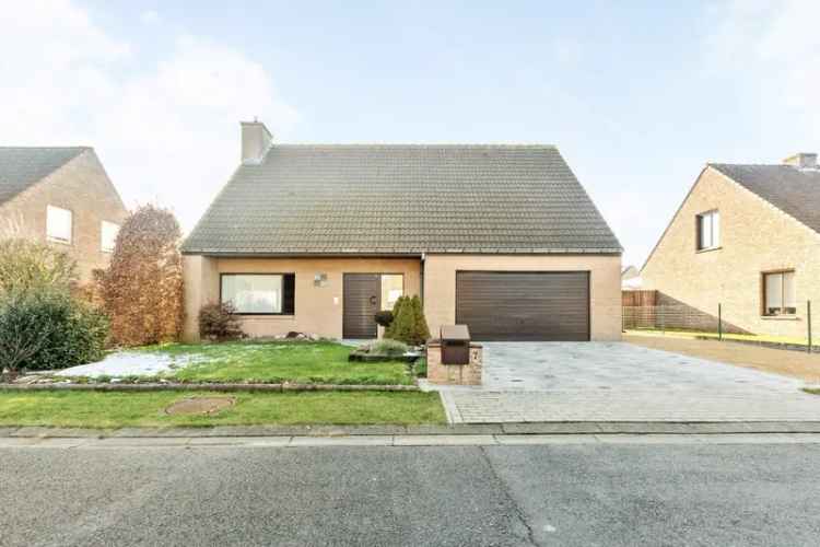 Te koop villa met 3 slaapkamers, ruime garage en tuin