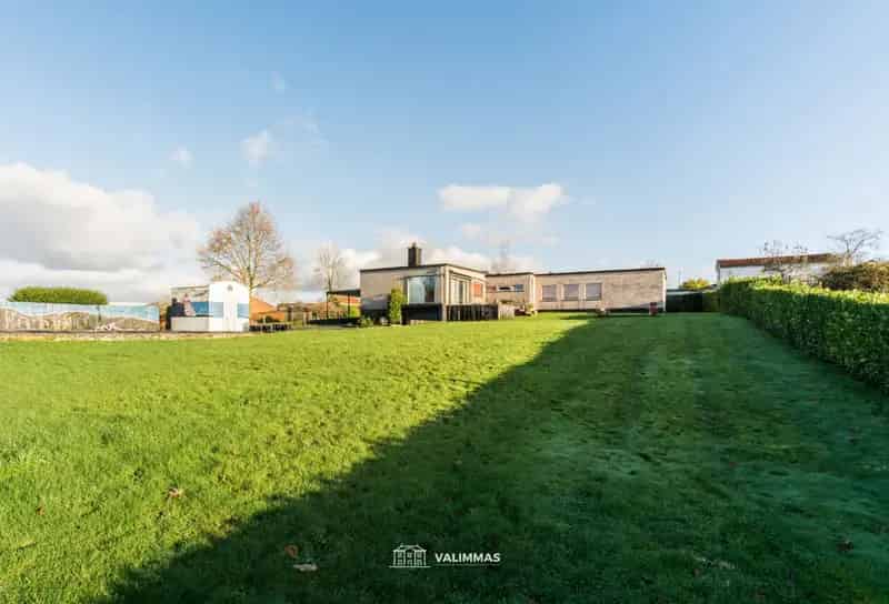 Villa-bungalow met grote tuin en zwembad
