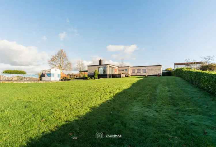 Villa-bungalow met grote tuin en zwembad