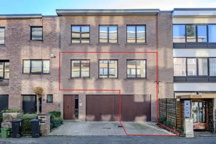 Duplex Te Koop Mortsel: Ruime 2 Slaapkamers, Garage en Tuin