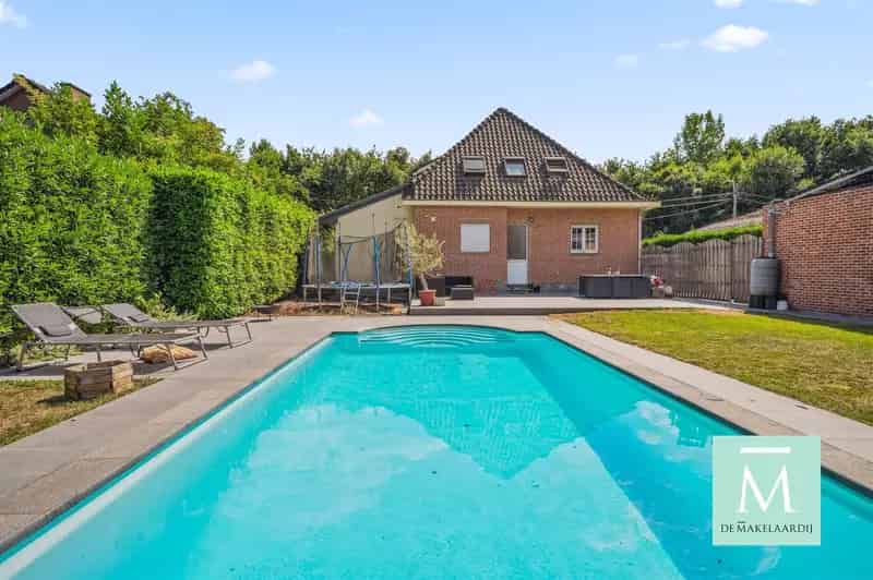 Ruime villa met aparte studio en prachtige tuin met zwembad
