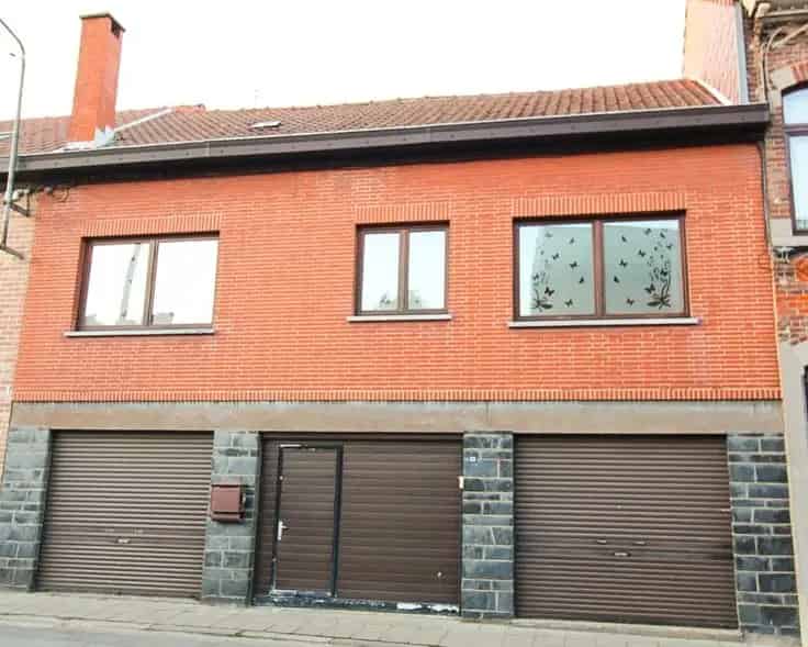 Huis te Koop Gilly - 3 Garages, Tuin, 2 slaapkamers