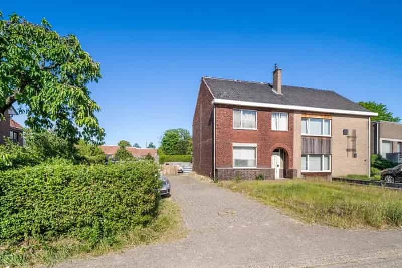 Huis te huur Maaseik: Halfvrijstaande woning met grote werkplaats