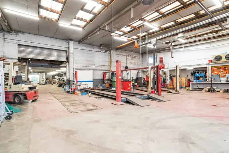 Hangar met Handelsruimte en Duplex Appartement