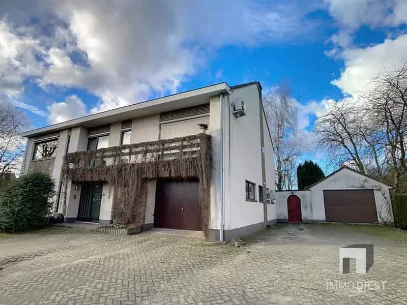 Ruime woning met bouwgrond 36a 94ca