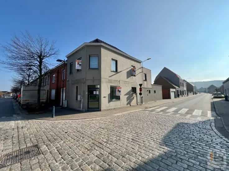 Huis Te Koop Ruien: Polyvalente Handelswoning met Garage