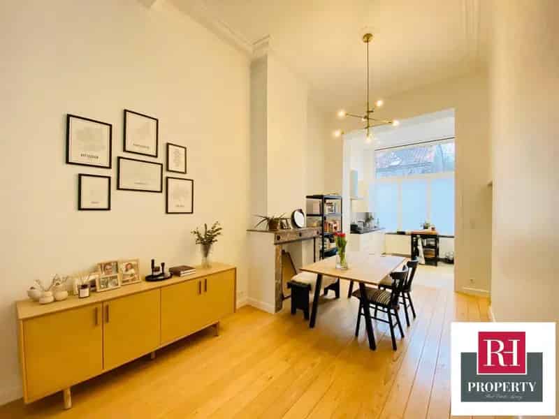 Duplex te Koop Châtelain: Gerenoveerd 3-kamerappartement met Terras