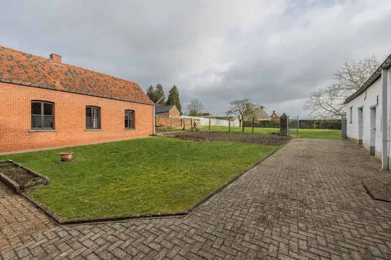 Unieke hoeve te koop in Steenhuize