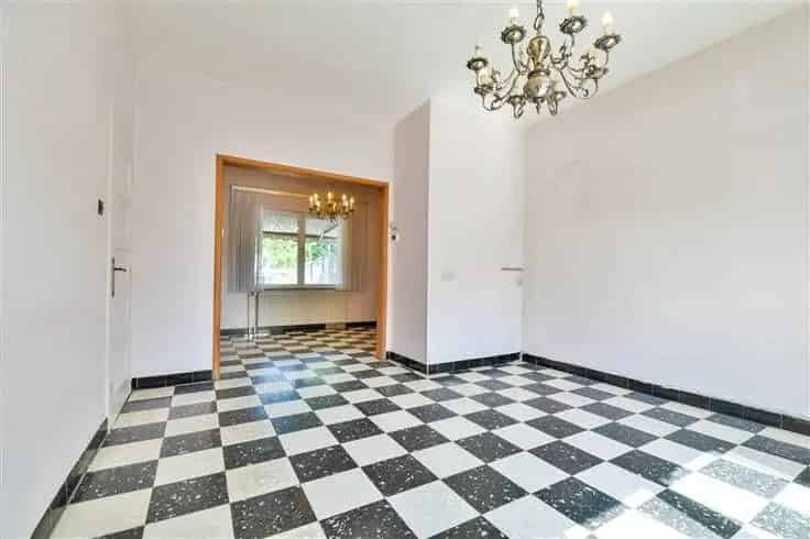 Huis Te Koop: 2 slaapkamers, tuin, garage