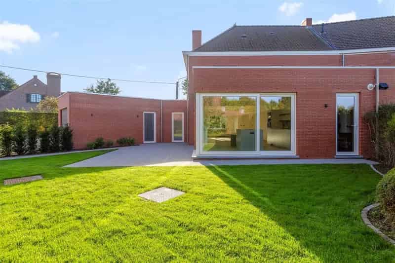 Gerenoveerde woning te Oeselgem met garage en tuin