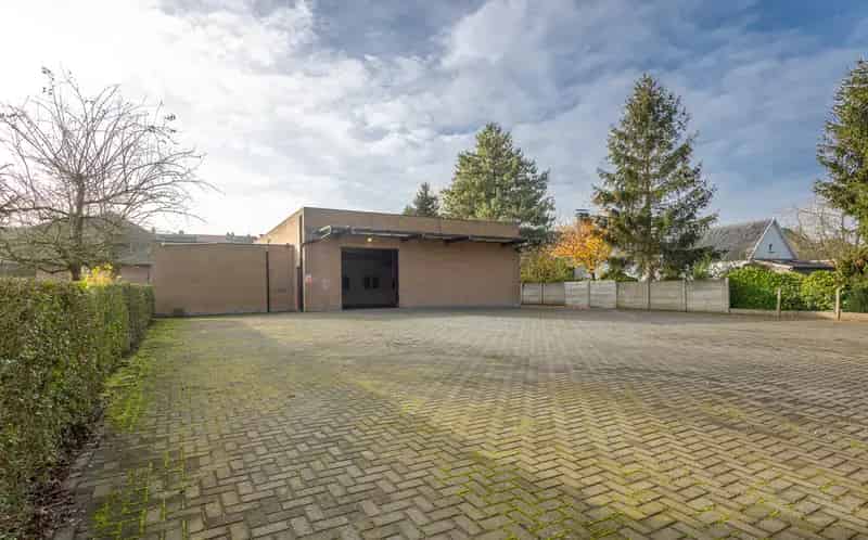 Villa met Magazijn 50a Perceel