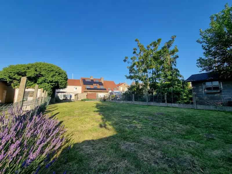 Te renoveren woning met grote tuin in Lissewege