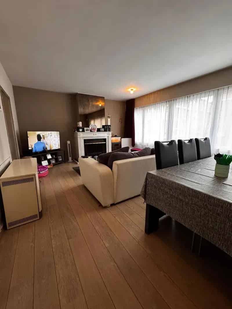 Opbrengsteigendom Izegem Centrum: Handelsgelijkvloers en Duplex Appartement