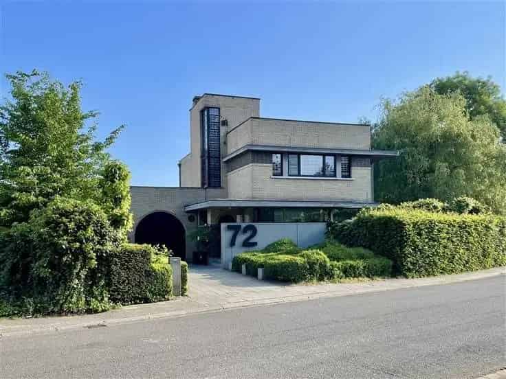 Art Deco woning te koop met zwembad en bijgebouw