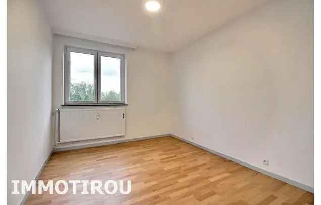 Huur 2 slaapkamer appartement van 84 m² in Charleroi