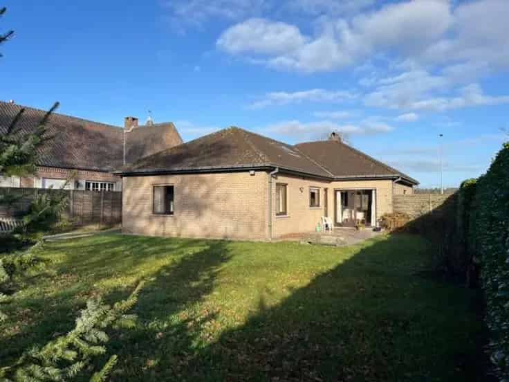 Villa Te Koop: Bungalow met Garage in Groene Omgeving nabij Brugge