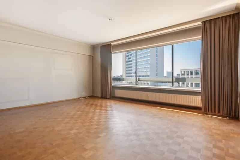 Antwerpen Centrum: 3 Slaapkamers Appartement te renoveren met Kathedraal Uitzicht