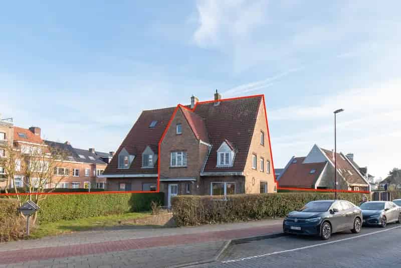 Huis te Koop Oostende: Charmante Woning met Tuin en Renovatiepotentieel