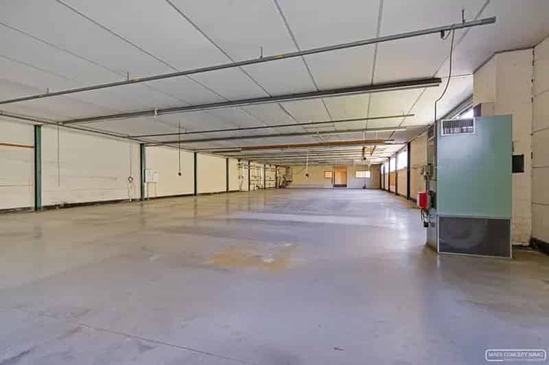 Magazijn met bureaus en parking te Anzegem