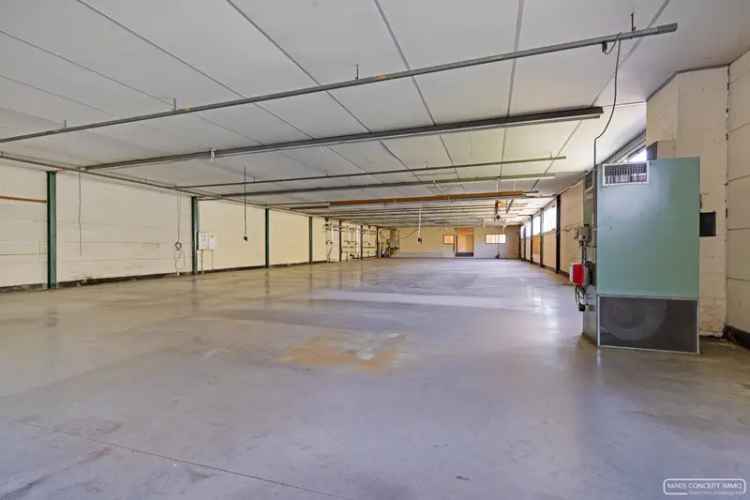 Magazijn met bureaus en parking te Anzegem