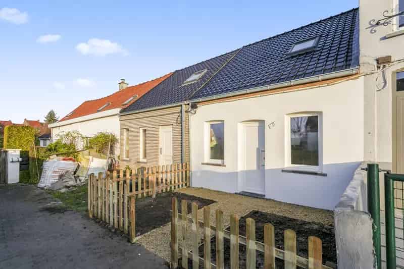 Totaal gerenoveerde woning met koer en voortuin.