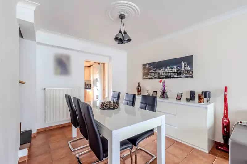 Instapklare 4-slaapkamer woning met tuin en garage te Herentals