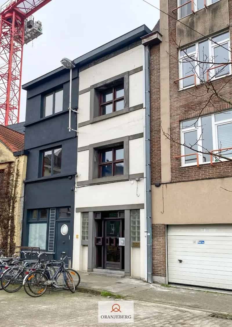 Praktijkruimte met woonst nabij Gravensteen