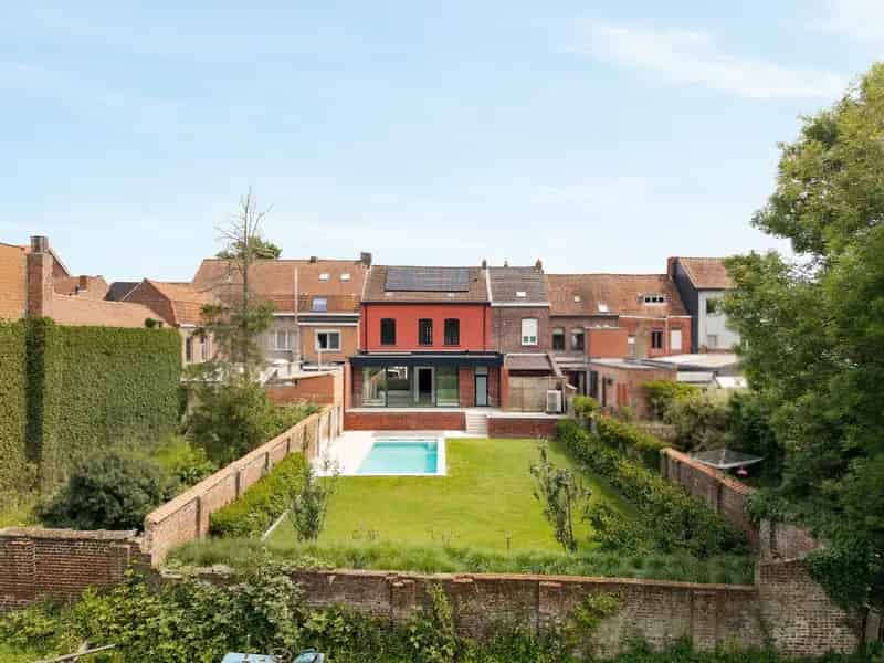 Geringe Renovatie Woning Verwarmd Zwembad