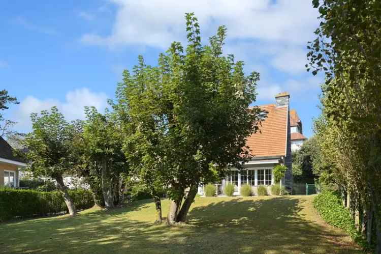 Alleenstaande villa op een uniek perceel in een gezellig paadje in Duinbergen