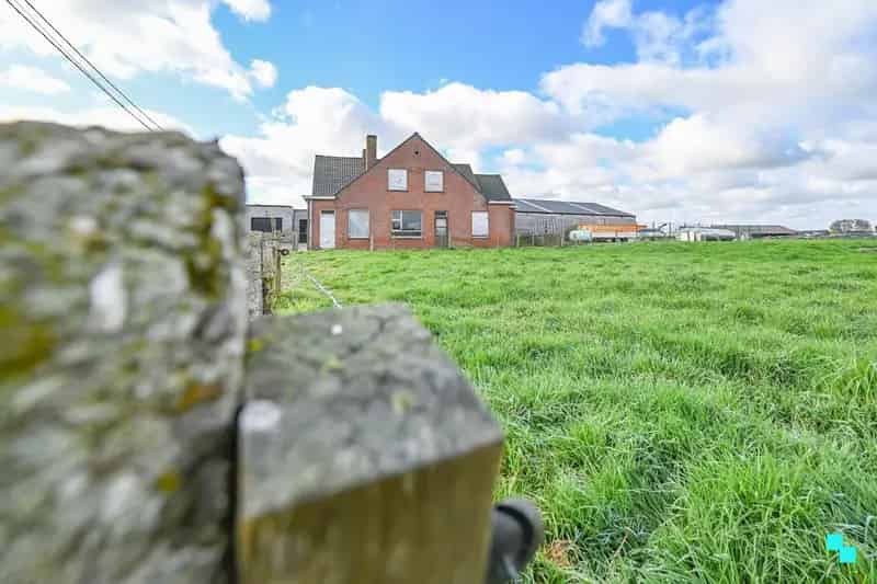 Landelijke woning met diverse loodsen