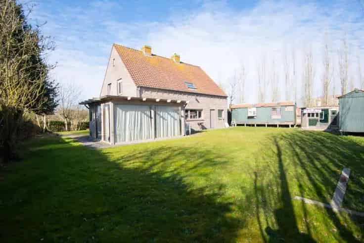 Villa te Koop Westkapelle: Op te frissen woning met 4 slaapkamers en tuin
