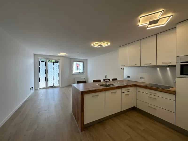 Te Huur 2 Slaapkamers Oostende Appartement met Tuin en Garage
