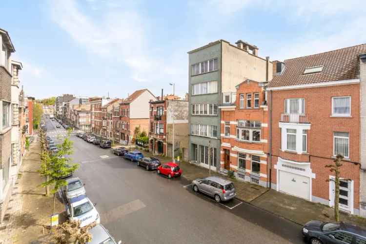 Building met vier appartementen en loods