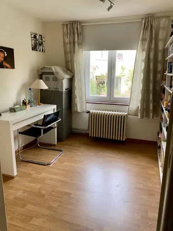 Ruime Bel-Etage Huis Te Koop Nabij Europese Wijk