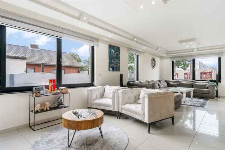 Huis te huur: Instapklare 4 slaapkamers woning met tuin en garage