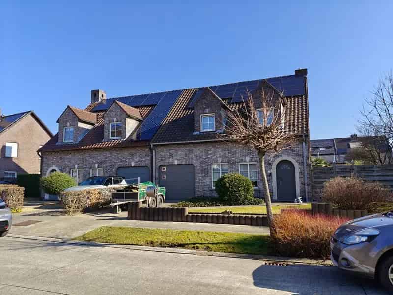 Ruime Instapklare Halfopen Bebouwing met Tuin en Garage
