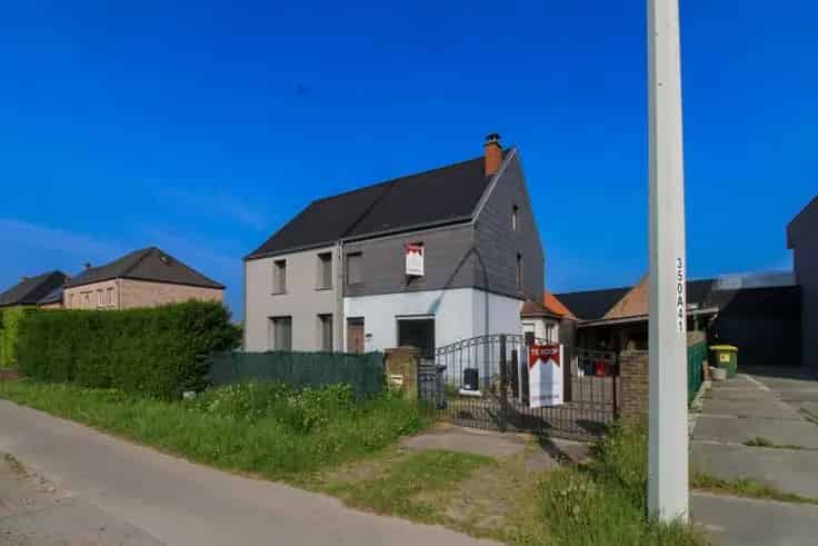Huis Te Koop Waasmunster: 5 Slaapkamers, Garage, Renovatieproject