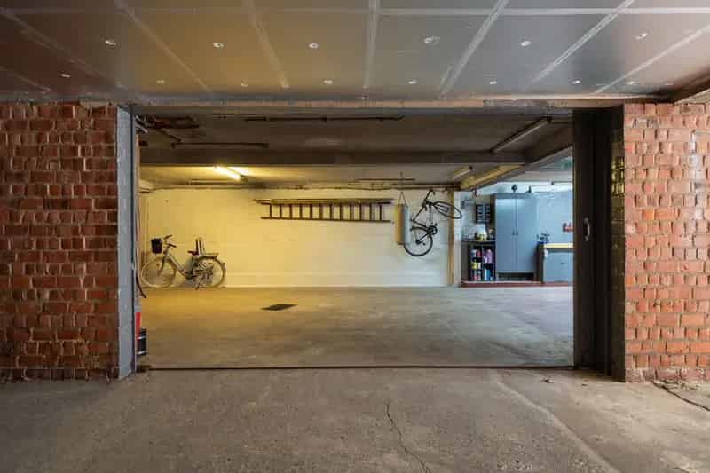 Ruime Ondergrondse Garage 92m2 en Gelijkvloersappartement