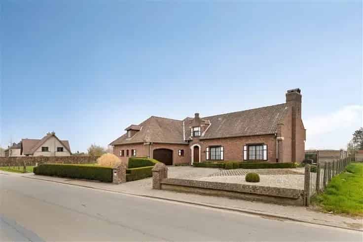 Villa Te Koop: 6 Slaapkamers, Tuin, Merchtem