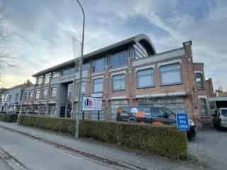 Kantoor te koop Brugge - Architecturaal gebouw met handelsruimte en parkeerplaatsen
