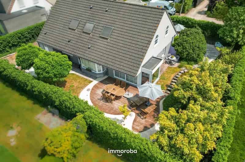 Villa te koop in Zulte: Ruime woning met praktijkruimte en tuin
